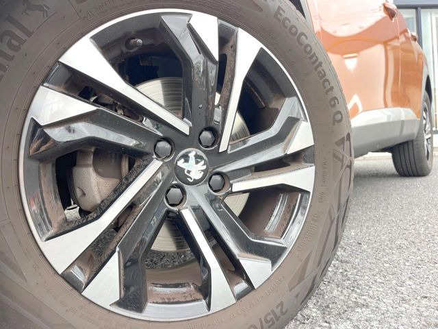 ●純正17インチアルミホイール:輸入車ならではの卓越した走りを支えるホイールと足回りです!日本車の走りに慣れている方にもぜひ体感して頂きたいほど、高いレベルでまとまっています!