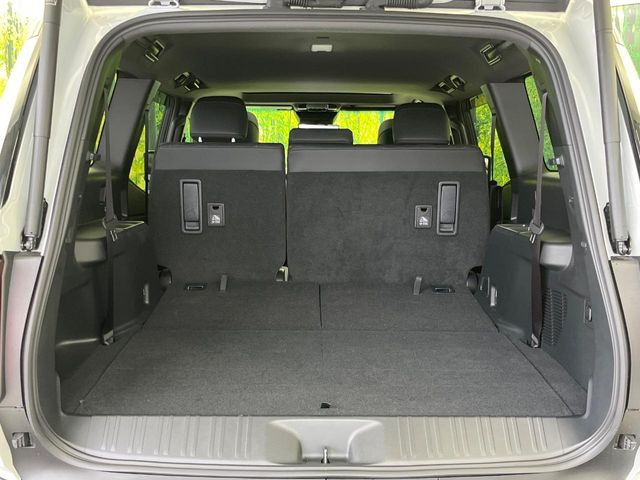 普段のお買い物や通勤、送迎等に十分な荷室スペースを確保しております。3列目を倒すと、大きな荷物の積載も可能です♪
