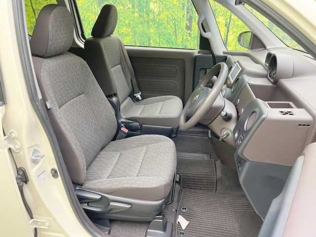 運転席まわりには十分なスペースがあり、大柄な方でもゆったり運転していただける環境です。