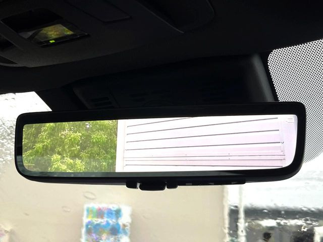 【デジタルインナーミラー】後席の大きな荷物や同乗者で後方が確認しづらい時でも安心!カメラが撮影した車両後方の映像をルームミラー内に表示。クリアな視界で状況の確認が可能です!