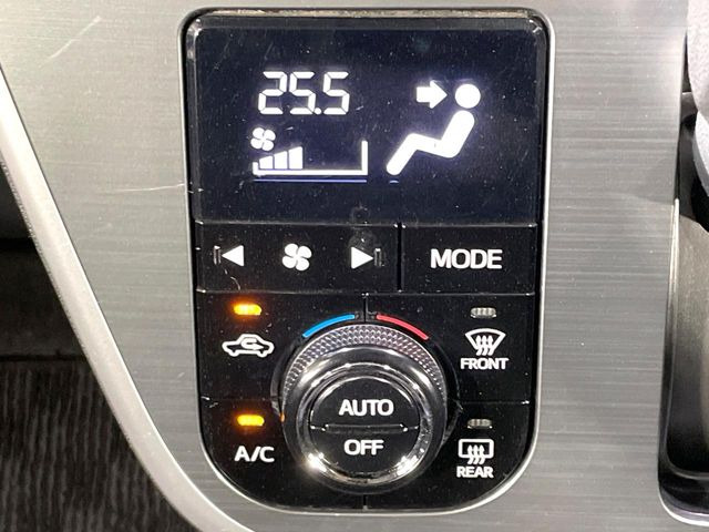 【オートエアコン】一度お好みの温度に設定すれば、車内の温度を検知し風量や温度を自動で調整。暑い&hellip;寒い&hellip;と何度もスイッチ操作をする必要はありません。快適な車内空間には必須の機能ですね♪