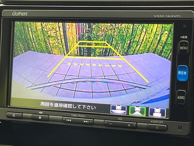 【バックカメラ】駐車時に後方がリアルタイム映像で確認できます。大型商業施設や立体駐車場での駐車時や、夜間のバック時に大活躍!運転スキルに関わらず、今や必須となった装備のひとつです!