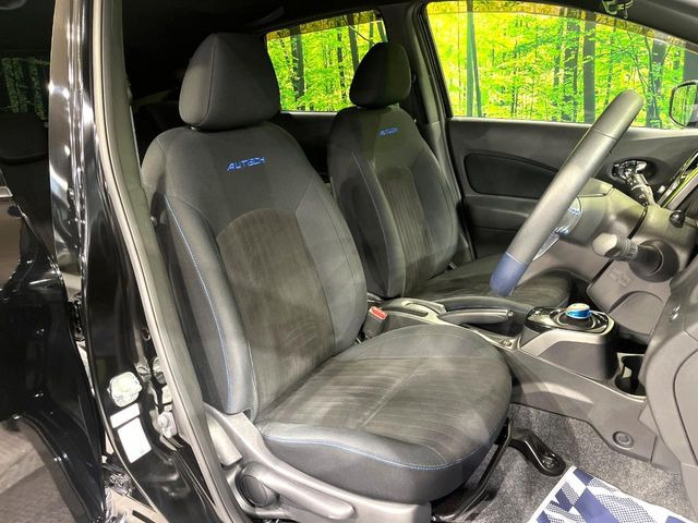 運転席シート廻りは使用感も少なく、良好な状態となっています。丁寧に使われていたことがよくわかりますね。