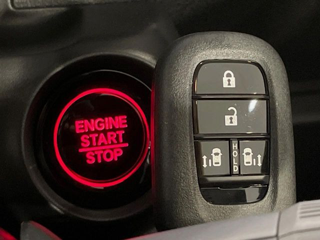 【Hondaスマートキー】カバンやポケットに入れたままでもドアの施錠・解錠が可能なスマートキーを装備。エンジンのオン・オフ時もカギを取り出す必要が無いからとっても便利です♪