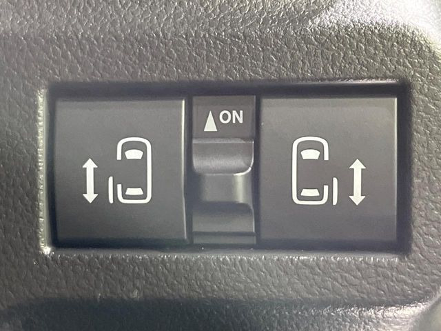 【両側パワースライドドア】スマートキーや運転席のスイッチで後席両側スライドドアの開閉が可能♪電動だから力を入れてドアを開ける必要が無く、小さなお子様でも簡単に開け閉めでき快適です♪