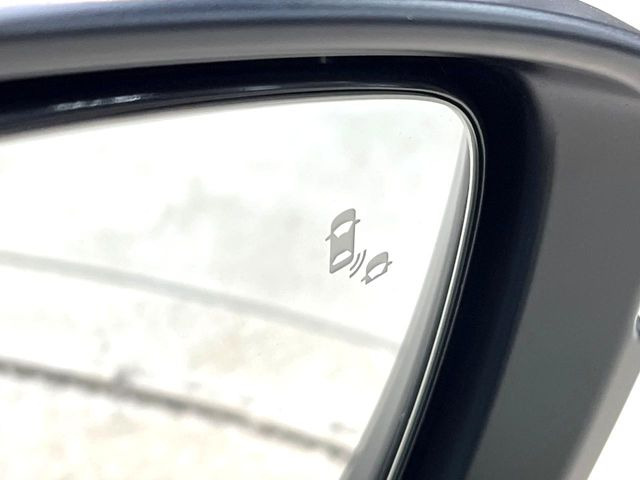 【ブラインドスポットインフォメーション】走行中、ドアミラーの死角になりやすい箇所に後続車が接近するとサイドミラー付近に警告を表示、ドライバーに注意喚起をしてくれます。