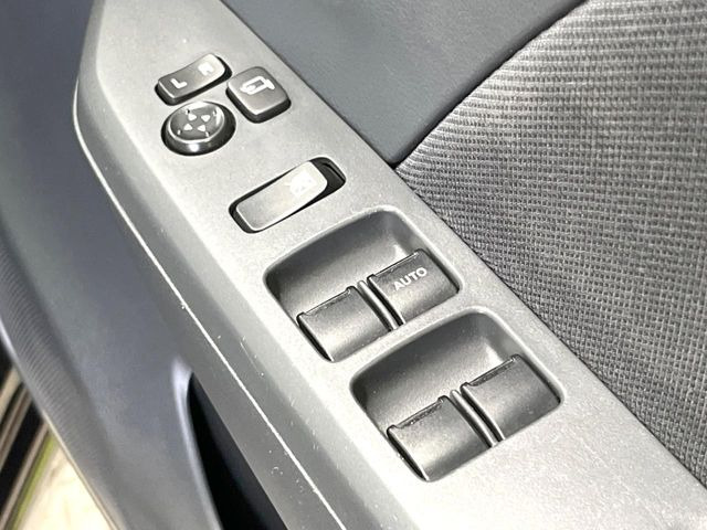 【電動格納ミラー】サイドミラーは電動格納式となっており、狭い駐車場でもキズがつくリスクを抑えられます。