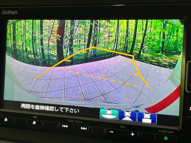 【バックカメラ】駐車時に後方がリアルタイム映像で確認できます。大型商業施設や立体駐車場での駐車時や、夜間のバック時に大活躍!運転スキルに関わらず、今や必須となった装備のひとつです!
