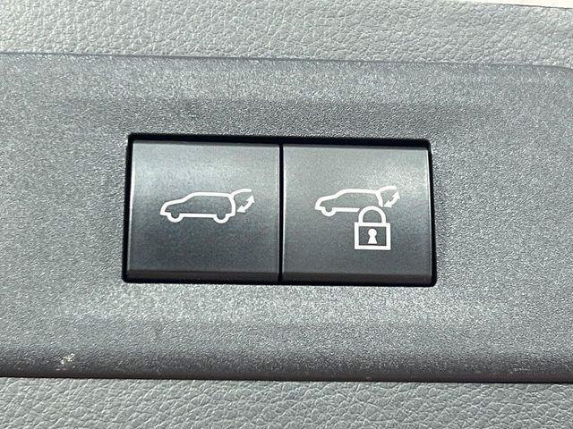 【パワーバックドア】スマートキーや運転席のボタンを押すだけでリアゲートが自動で開閉します!荷物を持っている時や、高い位置にあるバックドアを閉める際に便利な機能です♪