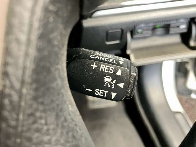 【レーダークルーズコントロール】ミリ波レーダーが車間距離を測って設定車速内で車速に比例した車間距離を保ちながら追従走行する装置で近づきすぎたときは自動でブレーキし、離れすぎたときには自動増速もする。