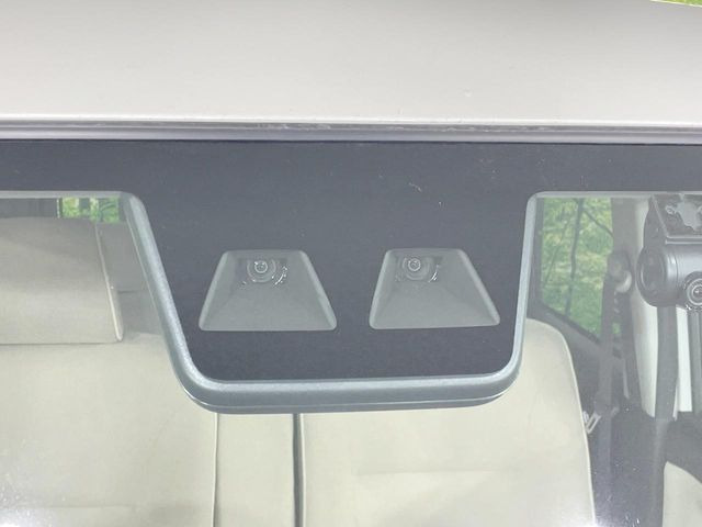 【スマートアシスト】走行中に前方の車両等を認識し、衝突しそうな時は警報とブレーキで衝突回避と被害軽減をアシスト。より安全にドライブをお楽しみいただけます。