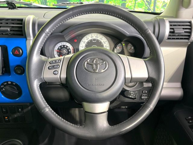 インテリアに合わせたデザインのステアリングは、運転される方のことも考え、運転しやすい形状、大きさです。是非一度、実際に触ってお確かめください。