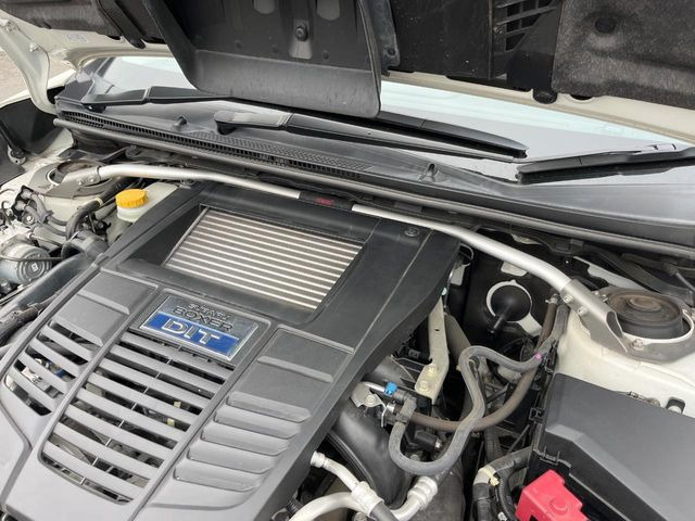 【STIタワーバー】お車の剛性を高めるタワーバーを装備。よりスムーズなコーナリング走行が可能となり、走りも楽しめます。