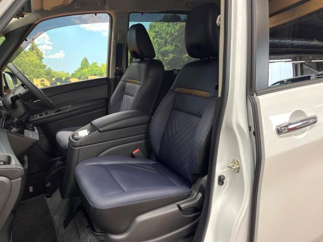 運転席シート廻りは使用感も少なく、良好な状態となっています。丁寧に使われていたことがよくわかりますね。