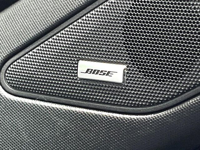 【BOSEサウンドシステム】メーカーオプションの高品位サウンドシステムを搭載。専用のチューニングが施された大小様々なスピーカーから良質なサウンドが奏でられ、臨場感あふれる音響空間を演出します。