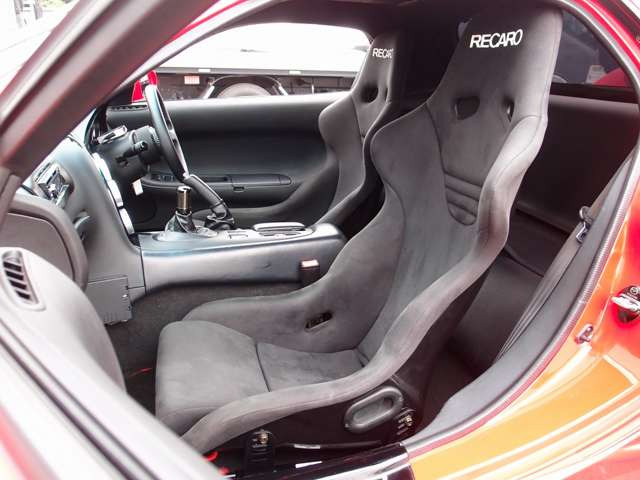 �^�]�ȁA����ȃV�[�g�͍��z���f����RECARO�t���o�P�b�g�V�[�g�Ɍ��������A�V�[�g��2�V�[�^�[�p�̌�ȃ��f���Ɍ����B�G���W���A�O���A�����A�{�f�B�⋭�ȂǑS�Ă�������Ɛ��삳�ꂽ�󏭉��l�̍������