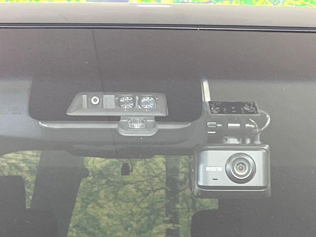 【三菱e-Assist】走行中に前方の車両等を認識し、衝突しそうな時は警報とブレーキで衝突回避と被害軽減をアシスト。より安全にドライブをお楽しみいただけます。