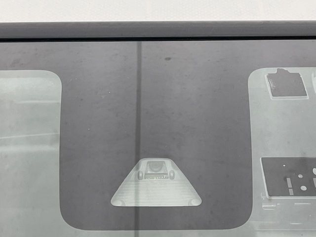 【スマートアシスト2】走行中に前方の車両等を認識し、衝突しそうな時は警報とブレーキで衝突回避と被害軽減をアシスト。より安全にドライブをお楽しみいただけます。