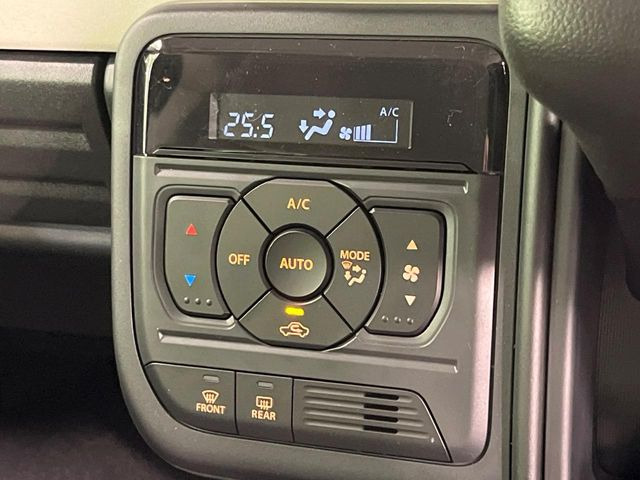 【オートエアコン】一度お好みの温度に設定すれば、車内の温度を検知し風量や温度を自動で調整。暑い&hellip;寒い&hellip;と何度もスイッチ操作をする必要はありません。快適な車内空間には必須の機能ですね♪