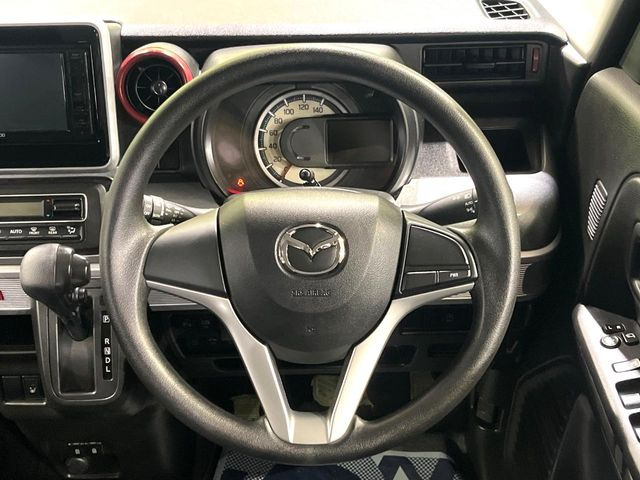 インテリアに合わせたデザインのステアリングは、運転される方のことも考え、運転しやすい形状、大きさです。是非一度、実際に触ってお確かめください。