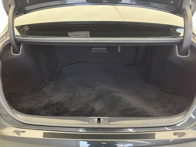 積み下ろしのしやすいデッキにはたっぷりと荷物を積み込んでいただけます。遊びから仕事まで、様々なシーンで頼れます♪