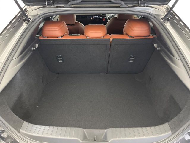 積み下ろしのしやすいデッキにはたっぷりと荷物を積み込んでいただけます。遊びから仕事まで、様々なシーンで頼れます♪