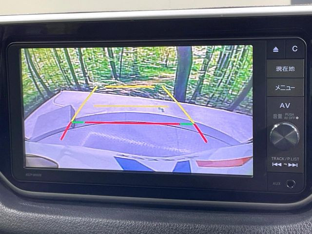 【バックカメラ】駐車時に後方がリアルタイム映像で確認できます。大型商業施設や立体駐車場での駐車時や、夜間のバック時に大活躍!運転スキルに関わらず、今や必須となった装備のひとつです!
