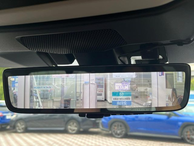 【スマートリヤビューミラー】後席の大きな荷物や同乗者で後方が確認しづらい時でも安心!カメラが撮影した車両後方の映像をルームミラー内に表示。クリアな視界で状況の確認が可能です!