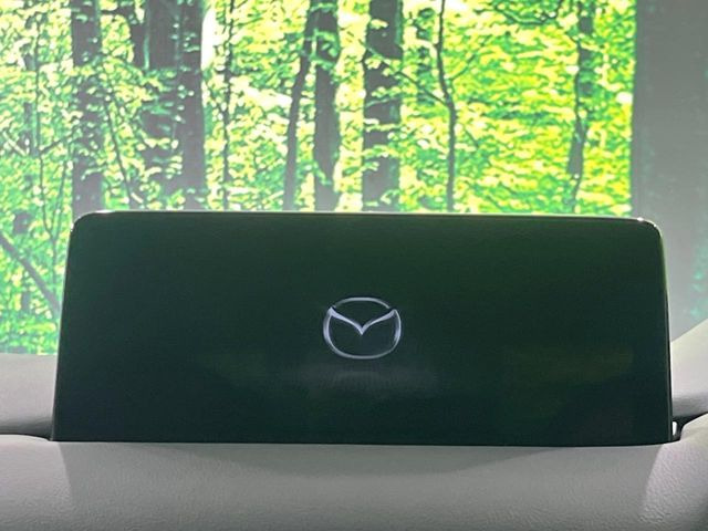 【10.25インチマツダコネクト】車内の雰囲気にマッチした大型ディスプレイ。スマホ接続でのナビ使用やBluetooth再生等、様々な機能が楽しめます。直感的なダイヤル操作が可能で、使い勝手も良好です。