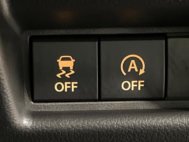 【アイドリングストップ】赤信号や渋滞で停車した際にエンジンを停止し、無駄な燃料の消費を抑えます。燃費向上や環境保護につなげる機能♪エンジンはブレーキを離せば再始動します。