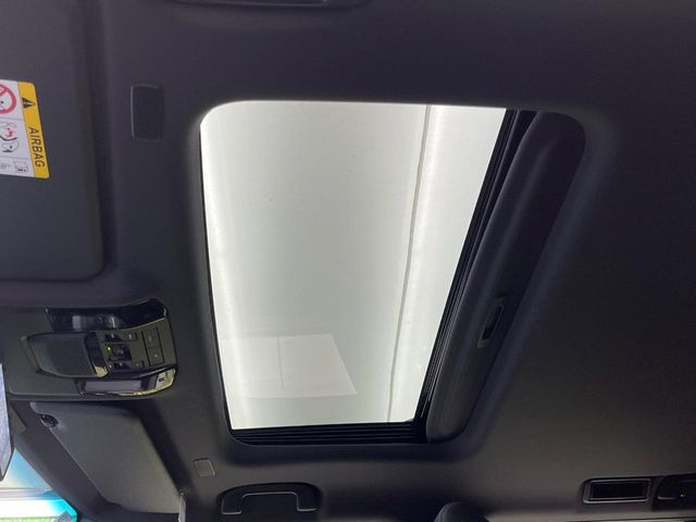 【サンルーフ】開放感たっぷりの希少装備、サンルーフが装着されています!車内に明かりを取り入れたり景色を楽しむ以外にも、車内の空気も簡単に換気できて快適です!