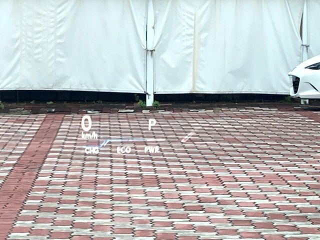 �y�J���[�w�b�h�A�b�v�f�B�X�v���C�z���݂̑��x�⑖�s�����f�W�^���\���ŉ^�]�ȑO���̃K���X�ɓ��e!�J���[�t���Ŏ��F���������A�^�]���ڐ������炳���K�v�ȏ����m�F�ł���̂łƂ��Ă��֗��ň��S!
