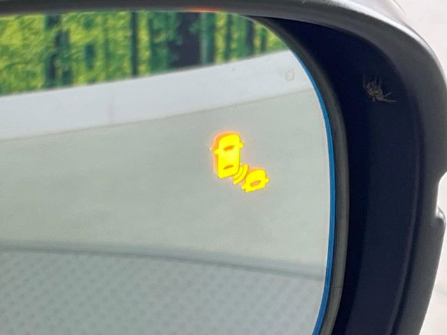 【ブラインドスポットインフォメーション】走行中、ドアミラーの死角になりやすい箇所に後続車が接近するとサイドミラー付近に警告を表示、ドライバーに注意喚起をしてくれます。