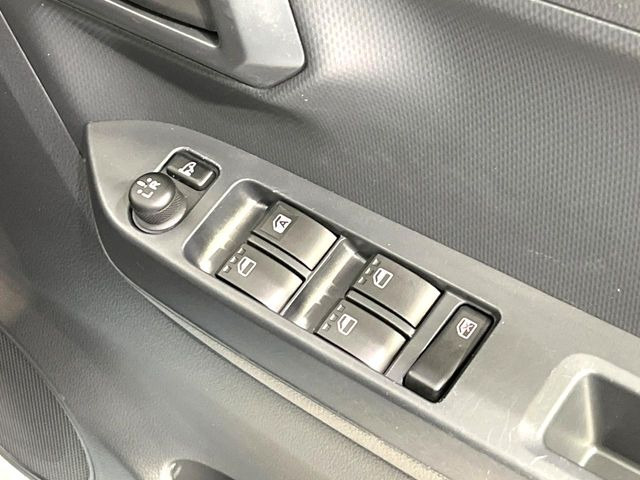 【電動格納ミラー】サイドミラーは電動格納式となっており、狭い駐車場でもキズがつくリスクを抑えられます。