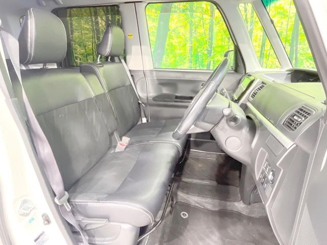 運転席まわりには十分なスペースがあり、大柄な方でもゆったり運転していただける環境です。