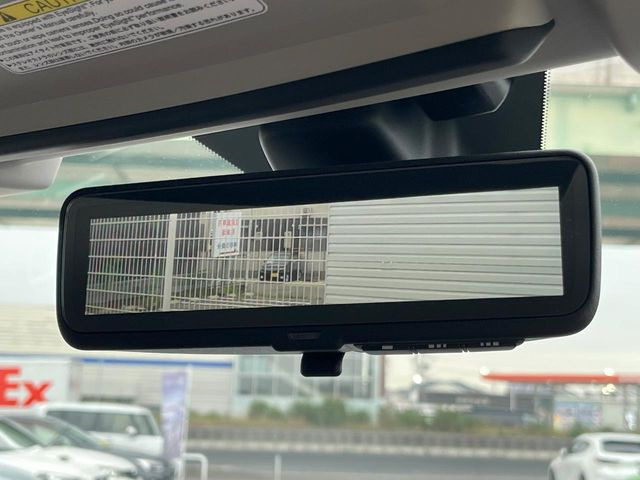 【スマートリヤビューミラー】後席の大きな荷物や同乗者で後方が確認しづらい時でも安心!カメラが撮影した車両後方の映像をルームミラー内に表示。クリアな視界で状況の確認が可能です!