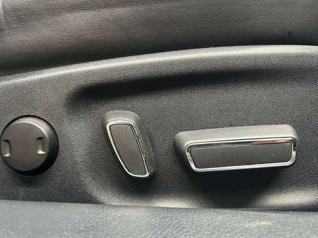 【パワーシート】電動でシートポジションの変更が可能です。手動式より細かくシート設定が可能ですのでより快適な姿勢でドライブを楽しんで頂けるでしょう。