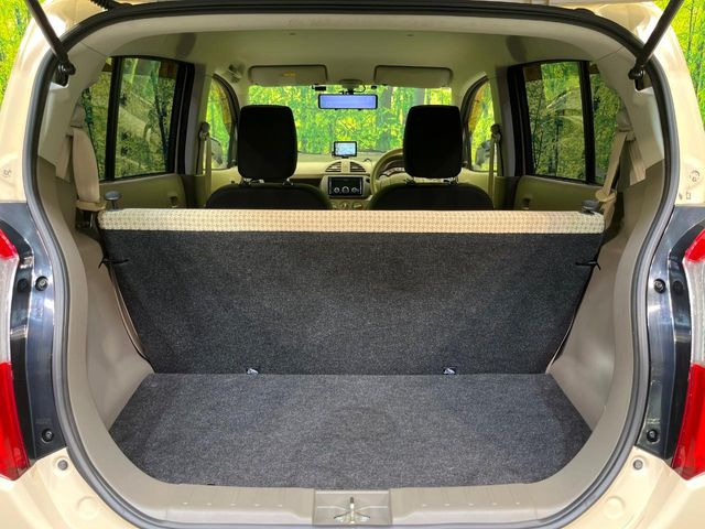 普段のお買い物や通勤、送迎等に十分な荷室スペースを確保しております。セカンドシートを倒すと、大きな荷物の積載も可能です♪