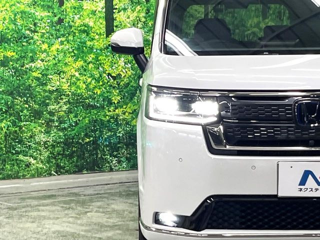 【LEDヘッドライト】悪天候や夜間走行時も良好な視界を確保し安心して運転できる高輝度LEDヘッドライトを装備!点灯速度が早く、消費電力も抑えられています。