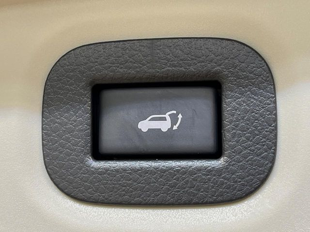 【パワーバックドア】スマートキーや運転席のボタンを押すだけでリアゲートが自動で開閉します!荷物を持っている時や、高い位置にあるバックドアを閉める際に便利な機能です♪