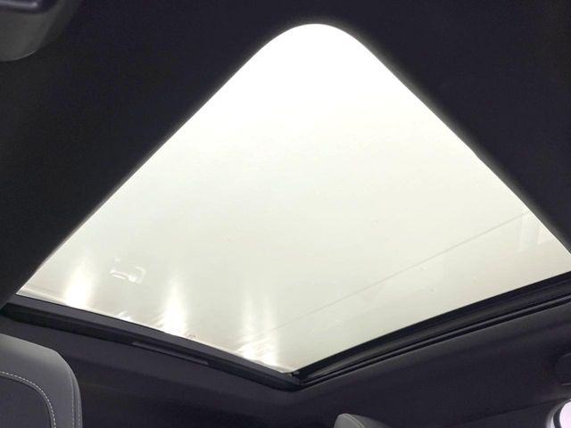 ●サンルーフ:開放感たっぷりの希少装備、サンルーフが装着されています!車内に明かりを取り入れたり景色を楽しむ以外にも、車内の空気も簡単に換気できて快適です!