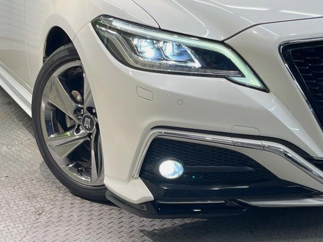 【三眼LEDヘッドライト】スタイリッシュな見た目の三眼LEDヘッドライトを装備♪スタイルだけでなく、夜間の走行も視界良好で安心してお乗りいただけます。