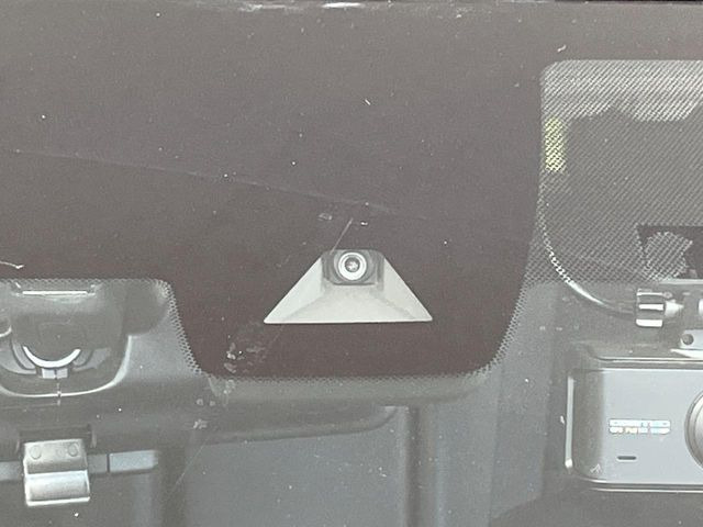【インテリジェントエマージェンシーブレーキ】フロントカメラで前方の車両や歩行者を検知。衝突しそうな時は衝突被害軽減ブレーキが作動、衝突回避をサポート。より安全にドライブをお楽しみいただけます。