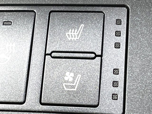 【シートヒーター&ベンチレーション】夏場は涼しい風でお尻や背中の熱やムレを防ぎ、冬はエアコンよりも早く温まってポカポカに!季節を問わず快適に過ごせます。