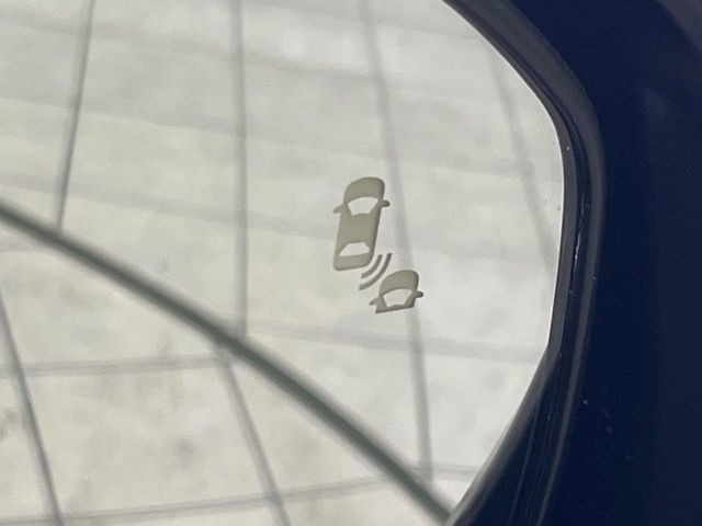 【ブラインドスポットインフォメーション】走行中、ドアミラーの死角になりやすい箇所に後続車が接近するとサイドミラー付近に警告を表示、ドライバーに注意喚起をしてくれます。