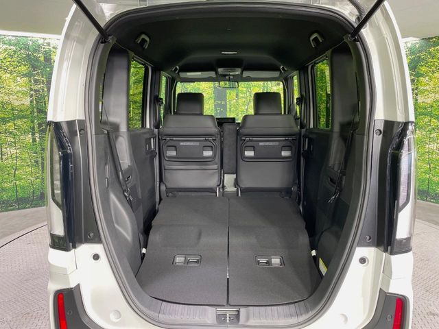 後席を格納すると、これだけの広さが!シーンに合わせたシートアレンジで、大きな荷物も積むことが出来ます♪