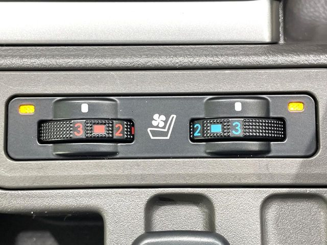 【シートベンチレーション】夏場は涼しい風でお尻や背中の熱やムレを防ぎ、冬はエアコンよりも早く温まってポカポカに!レザーシートにうれしい装備で、季節を問わず快適に過ごせます。
