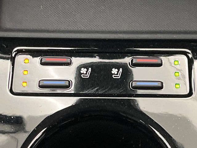 【シートヒーター&ベンチレーション】夏場は涼しい風でお尻や背中の熱やムレを防ぎ、冬はエアコンよりも早く温まってポカポカに!季節を問わず快適に過ごせます。