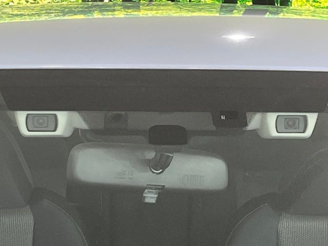 【アイサイトVer3】前方の車両等を検知し、衝突しそうな時は警報で注意を促し、ブレーキを踏む力をサポート。ブレーキを踏めなかった場合は衝突被害軽減ブレーキが作動、衝突回避をサポートします。
