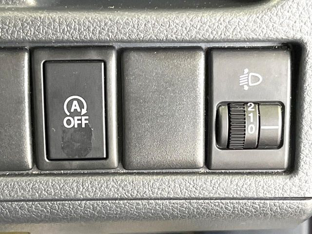 【アイドリングストップ】赤信号や渋滞で停車した際にエンジンを停止し、無駄な燃料の消費を抑えます。燃費向上や環境保護につなげる機能♪エンジンはブレーキを離せば再始動します。